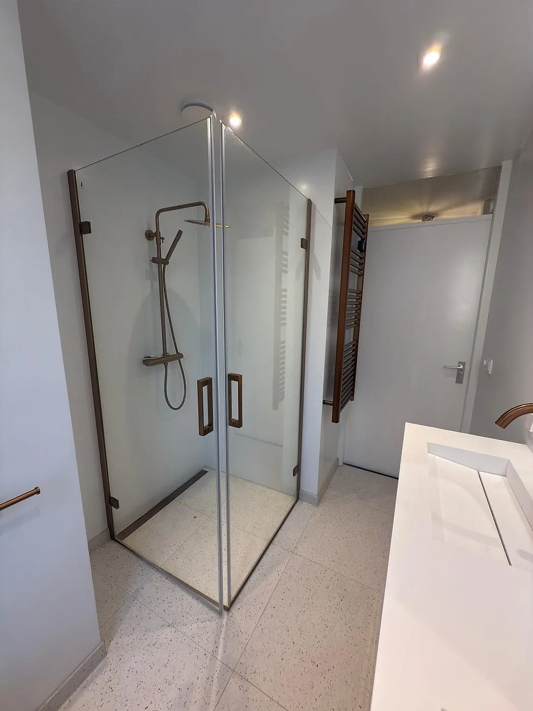 Glazen douchehoek zonder drempel na de renovatie — badkamerrenovatie in Beijum door BontBouw