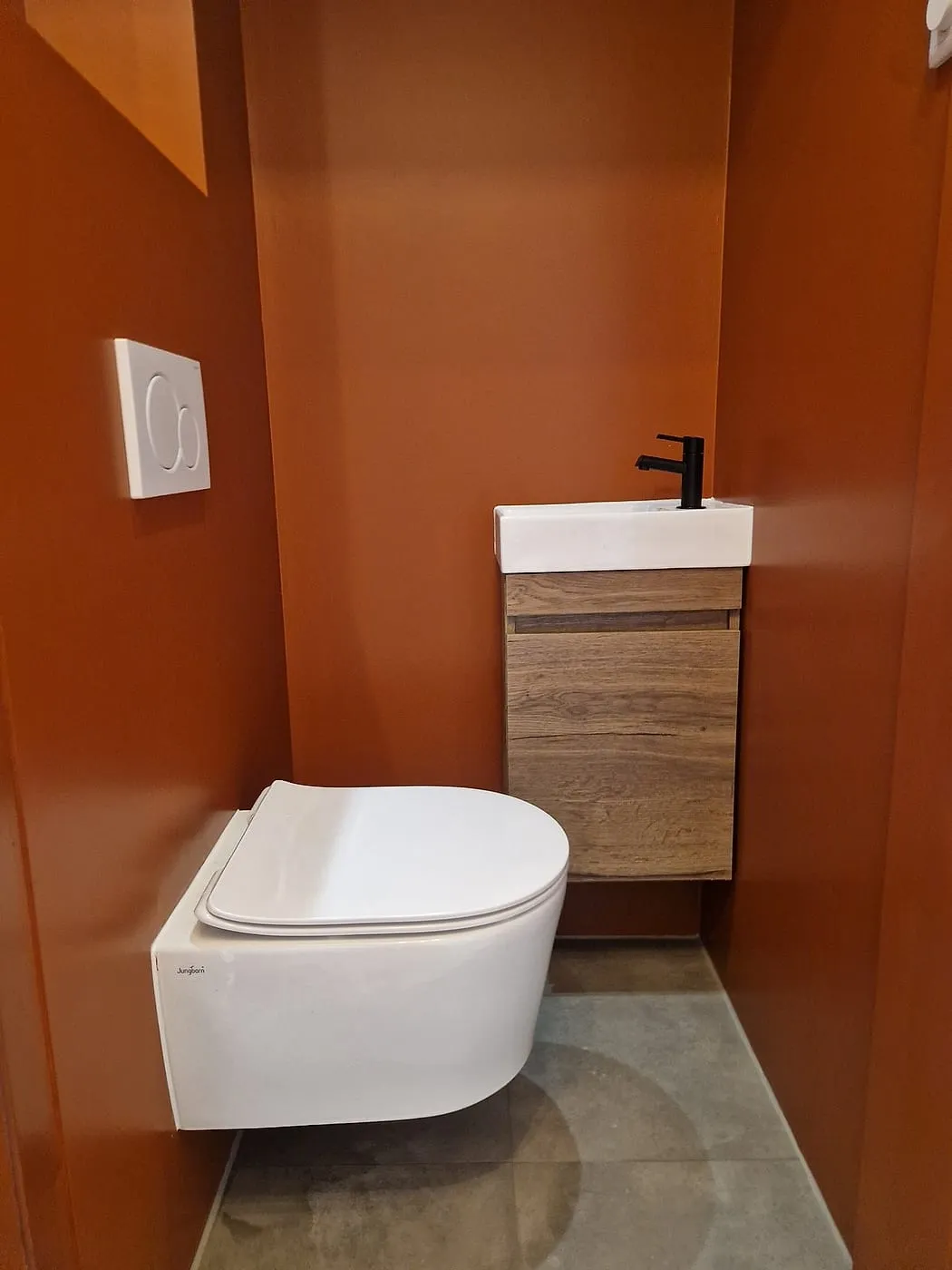 Hangend toilet met houten fonteinkast na de renovatie — toiletrenovatie in Coendersborg door BontBouw