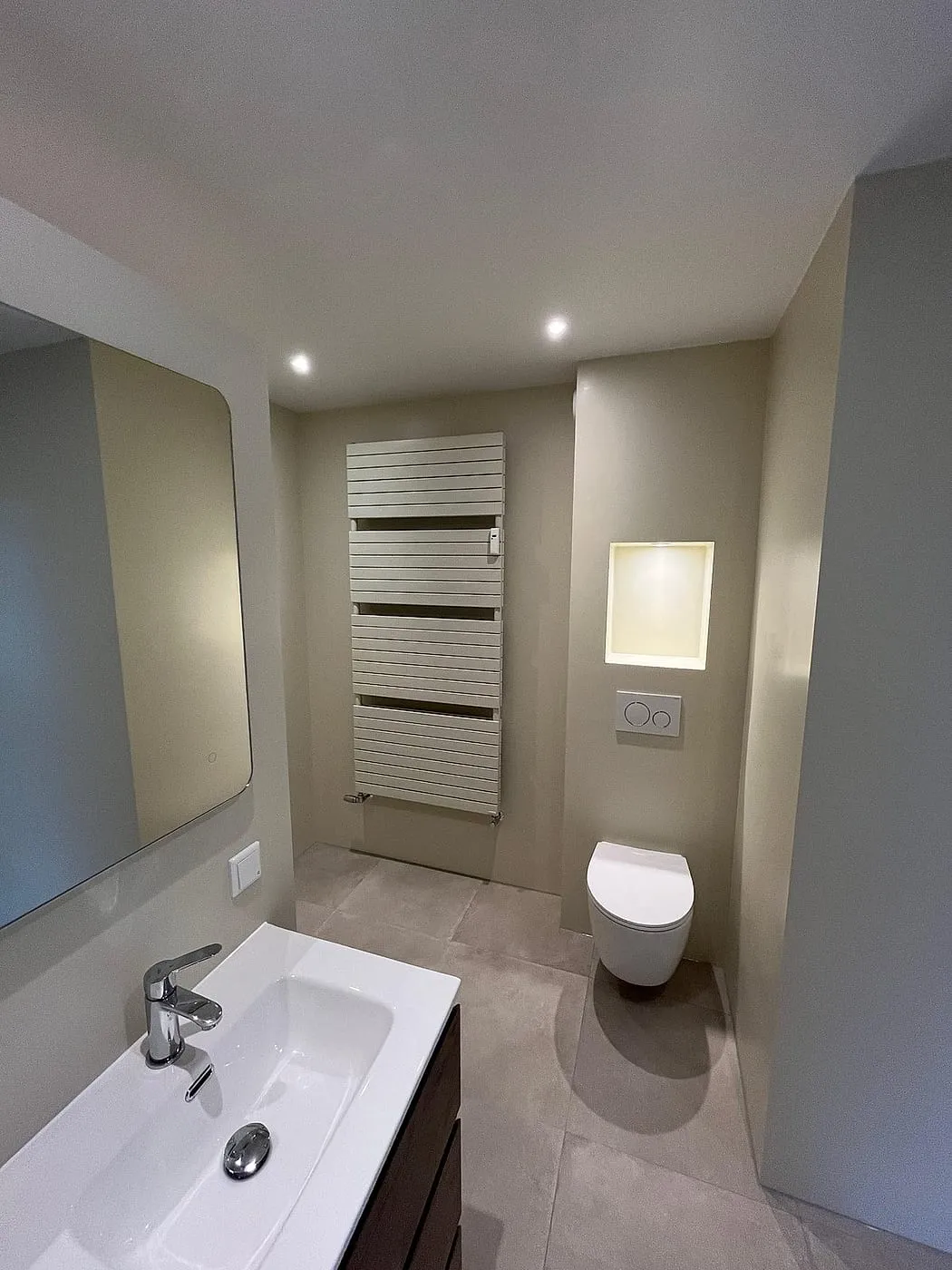 Hangend toilet met verlichte nis na de renovatie — badkamerrenovatie in Apeldoorn door BontBouw