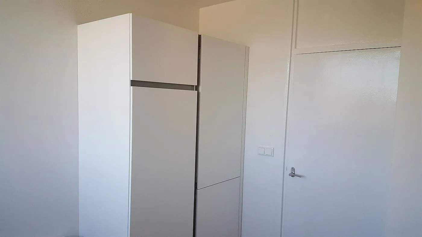 Nieuwe kastenwand met koelkast na de renovatie — keukenrenovatie in De Wijert door BontBouw