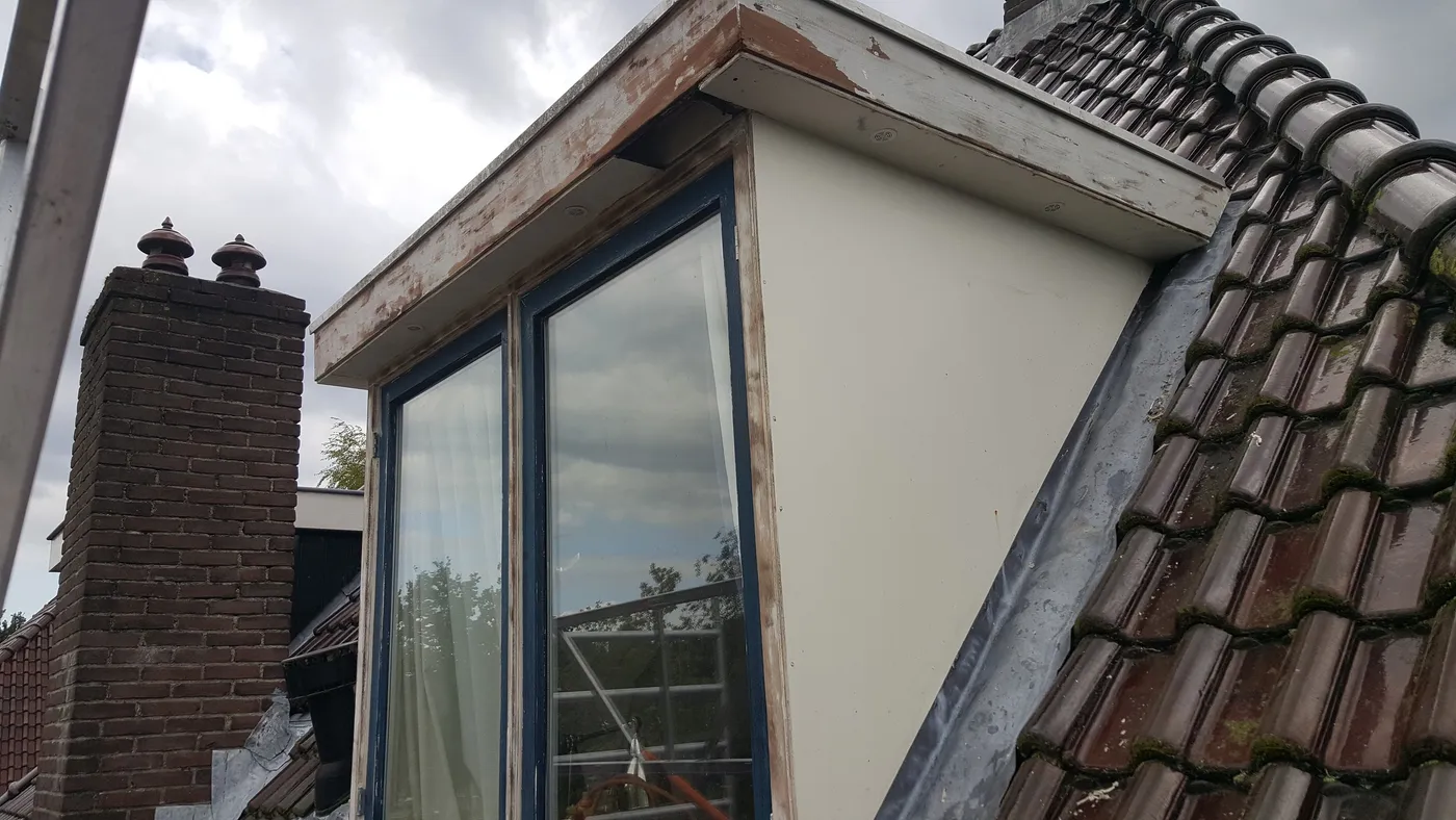 Dakkapel met afgebladderde boeiboorden en vlakke zijwang vóór het werk — schilderwerk in Assen door BontBouw