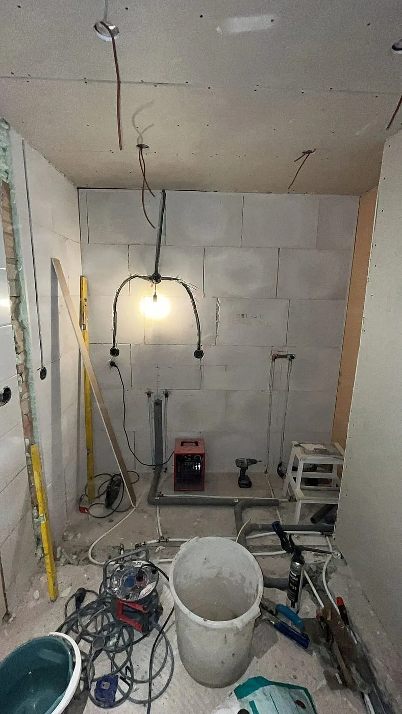 Gestripte badkamer met nieuwe leidingen vóór de renovatie — badkamerrenovatie in Corpus den Hoorn door BontBouw