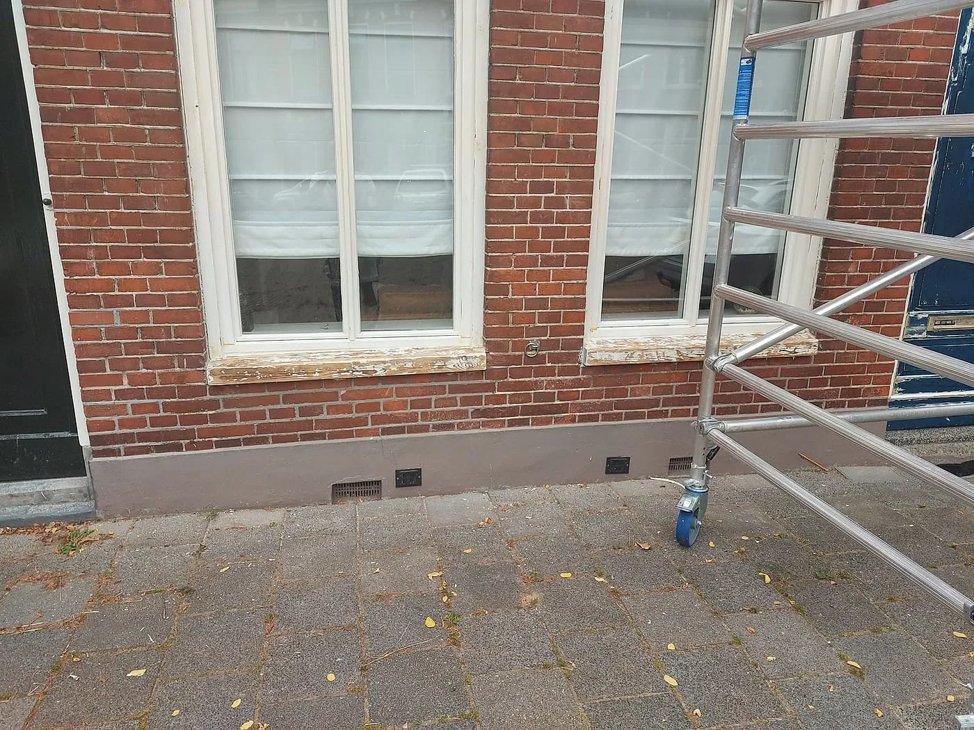Kale vensterbanken het schuren vóór het werk — schilderwerk in Korrewegwijk door BontBouw