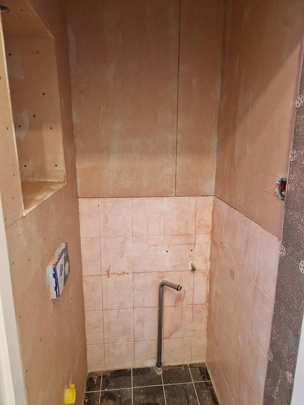 Kale wanden tijdens de verbouwing vóór de renovatie — toiletrenovatie in Coendersborg door BontBouw
