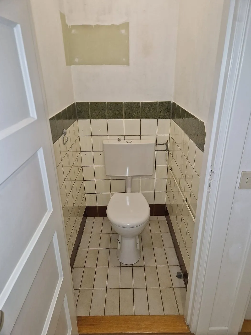 Oud toilet met groene randtegels vóór de renovatie — toiletrenovatie in Korrewegwijk door BontBouw