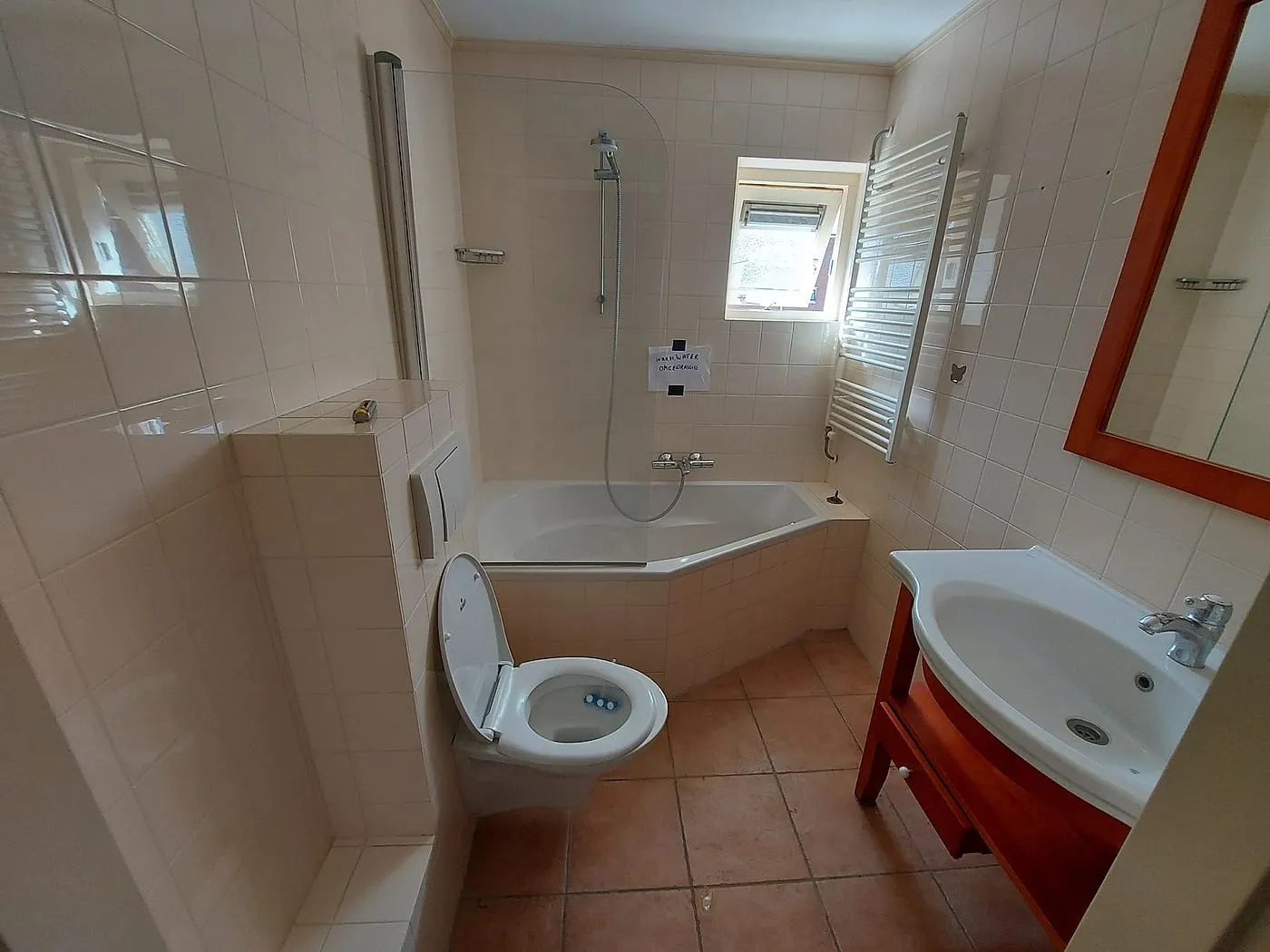 Oude badkamer met hoekbad vóór de renovatie — badkamerrenovatie in Hoogkerk door BontBouw