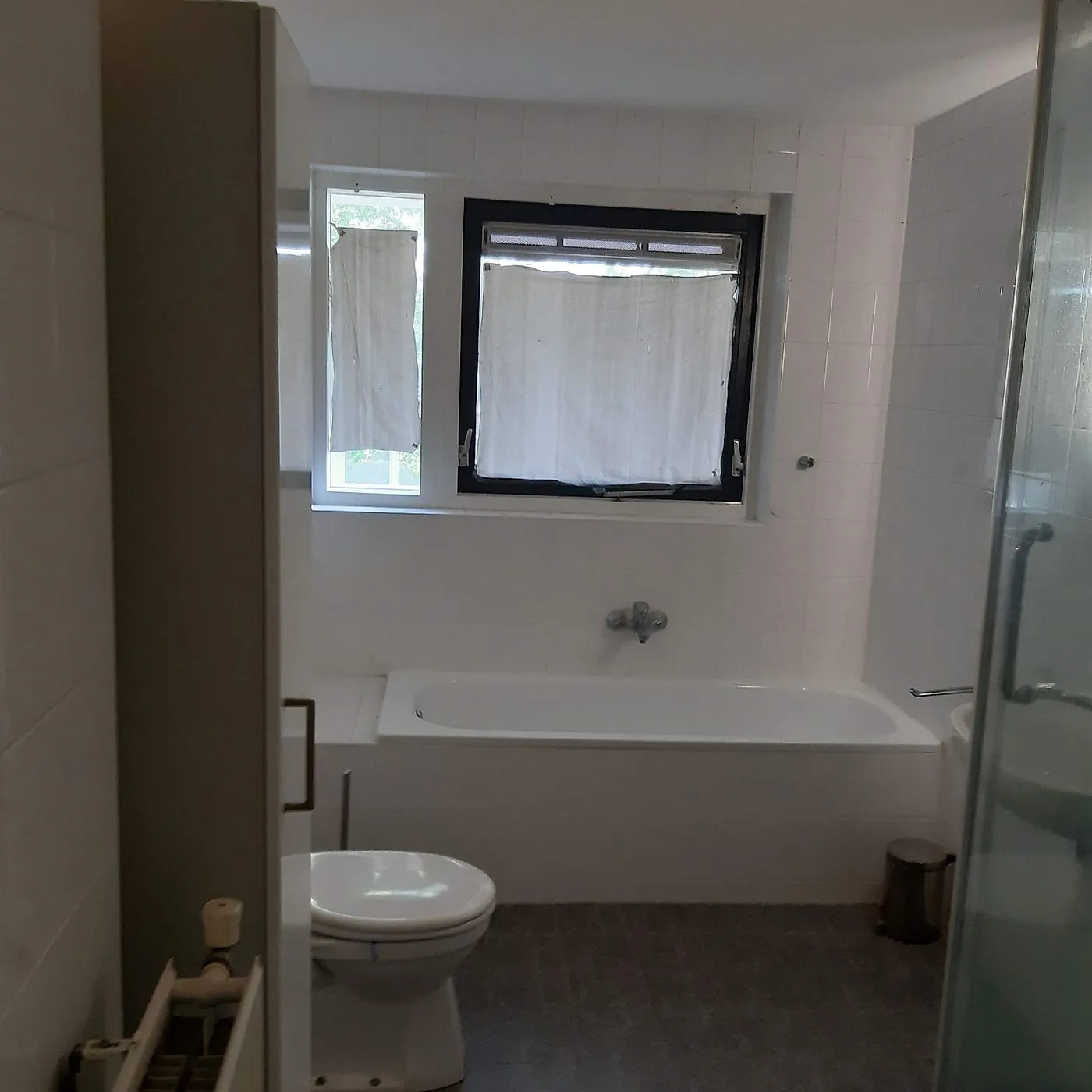 Oude badkamer met ligbad en witte tegels vóór de renovatie — badkamerrenovatie in Kropswolde door BontBouw