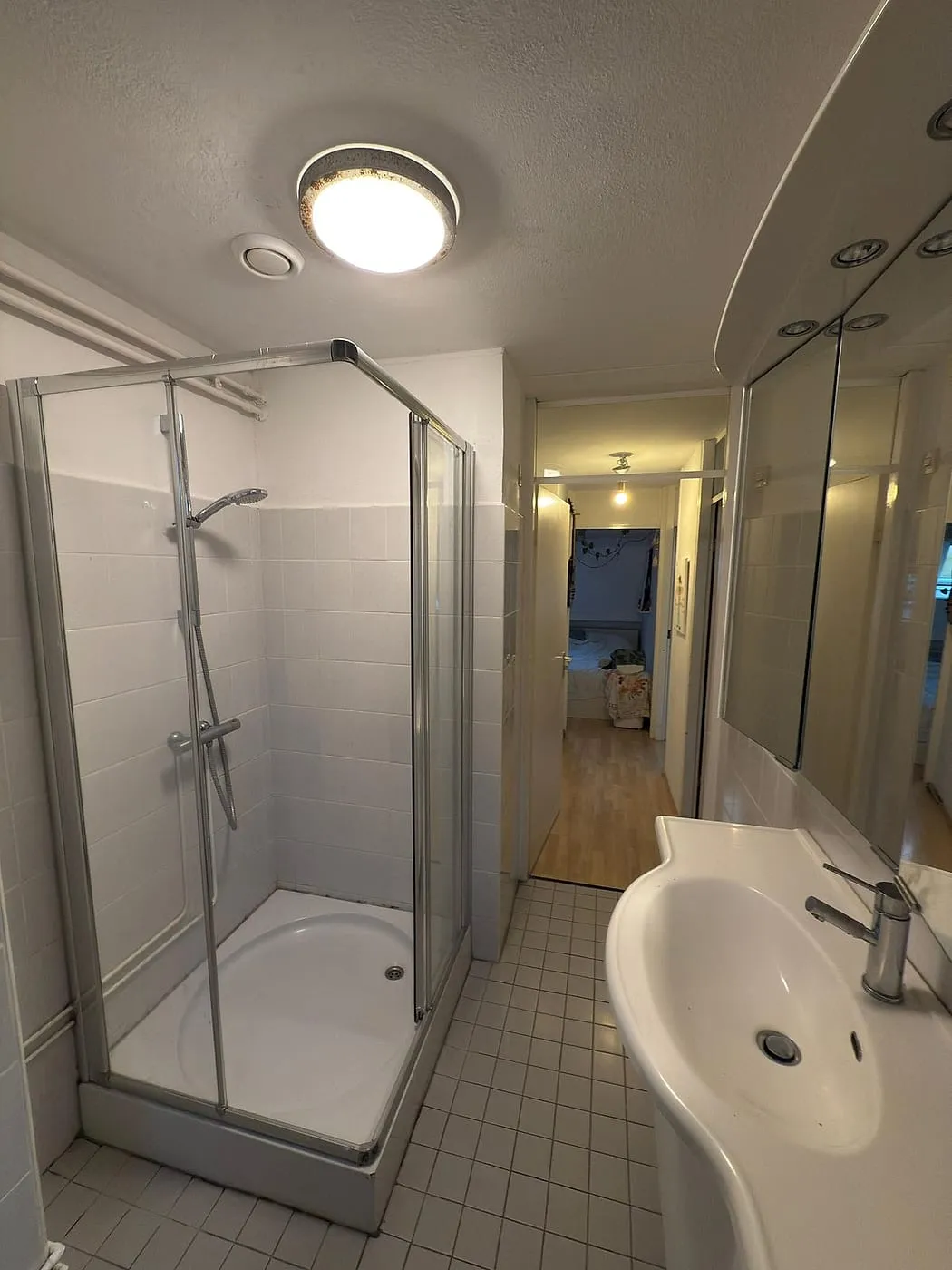Oude douchecabine met kunststof bak vóór de renovatie — badkamerrenovatie in Beijum door BontBouw