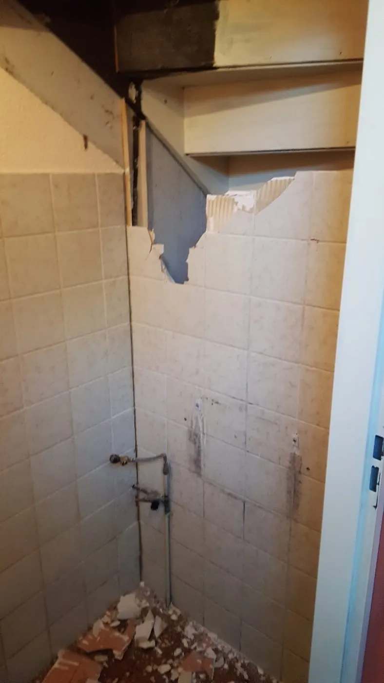Oude tegelwand tijdens de sloop vóór de renovatie — toiletrenovatie in Groningen door BontBouw