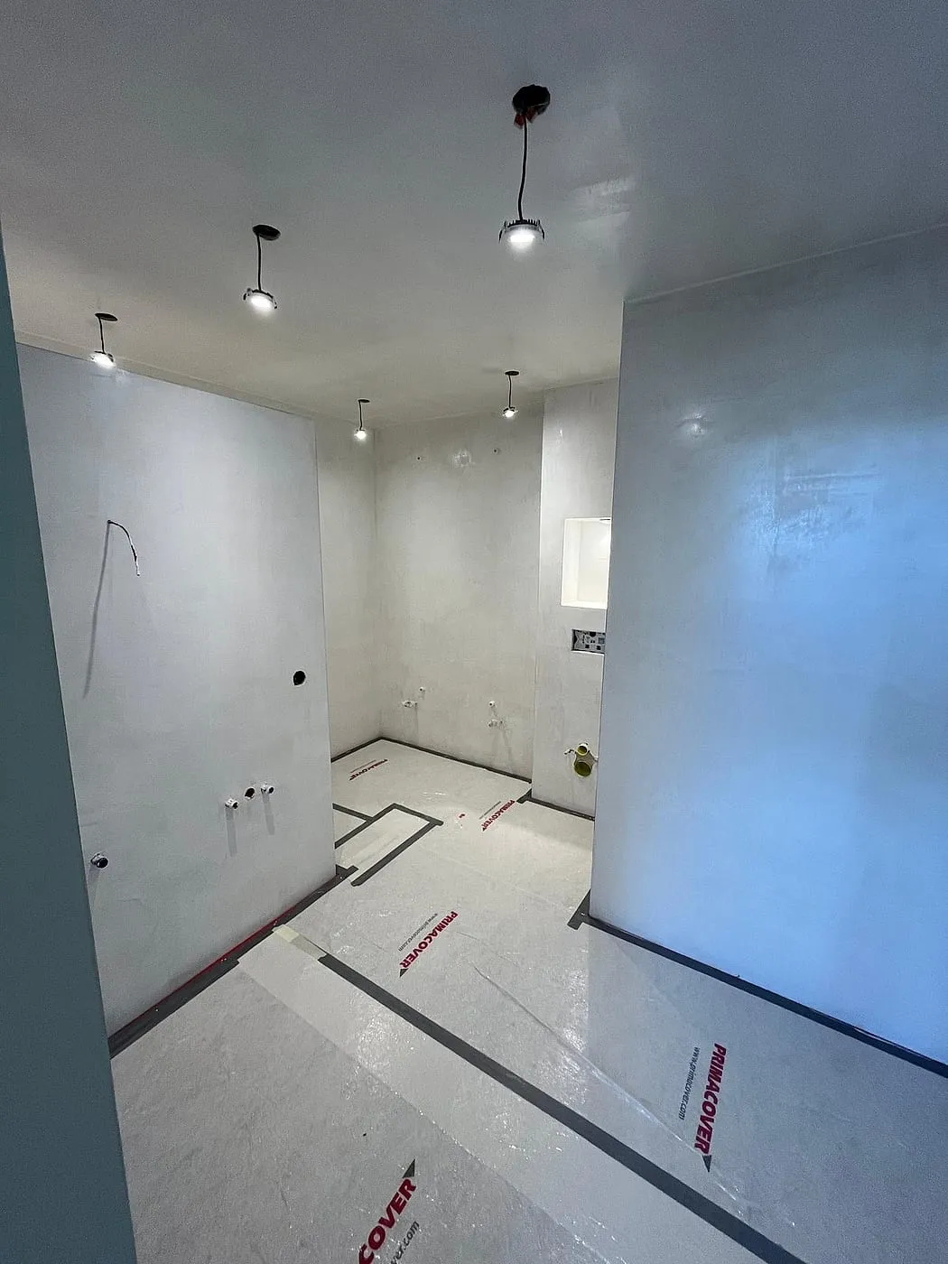 Ruwbouw met aansluitpunten in de wand vóór de renovatie — badkamerrenovatie in Apeldoorn door BontBouw