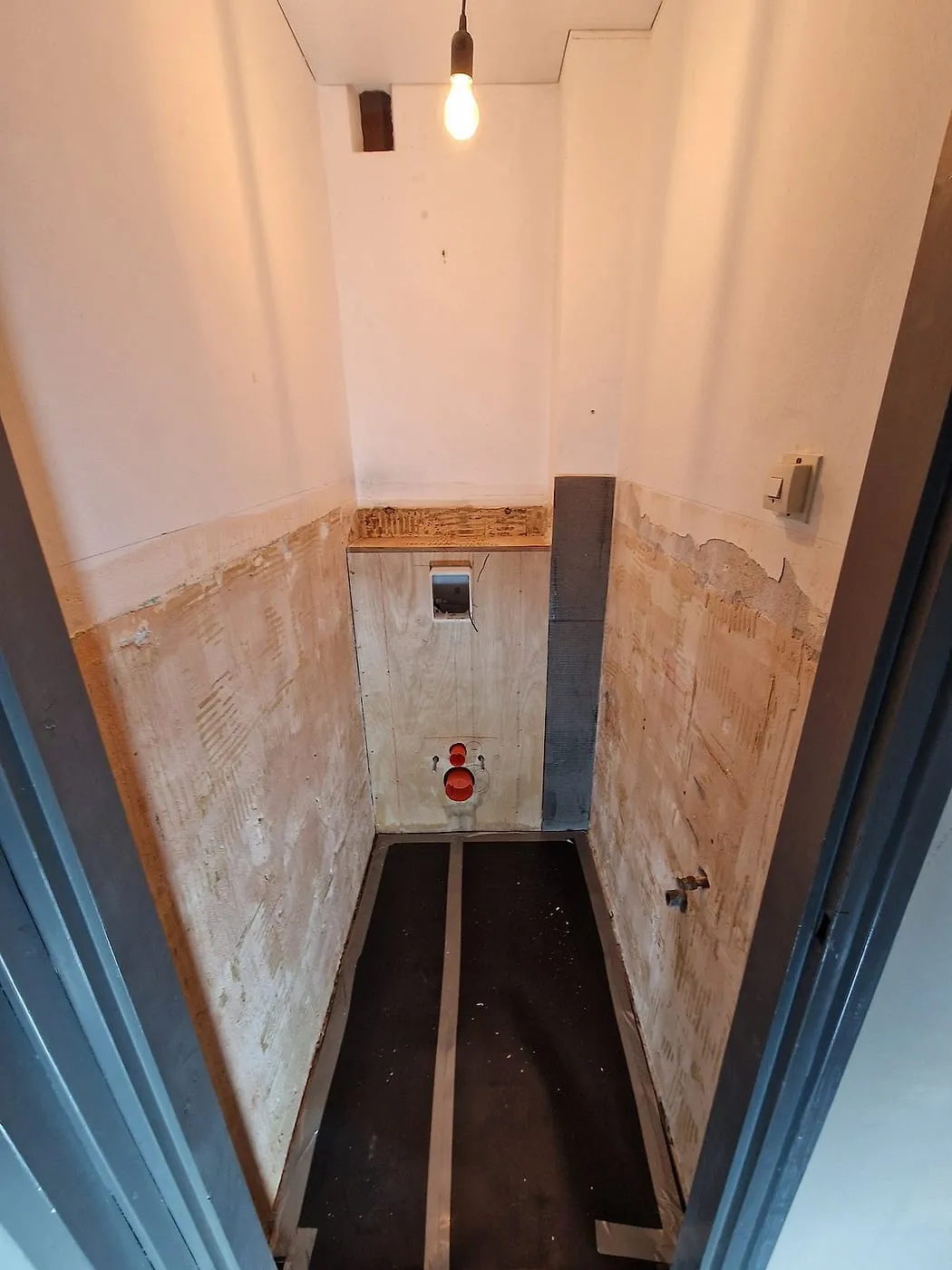 Toiletruimte met kaal tegelwerk vóór de renovatie — toiletrenovatie in Lewenborg door BontBouw