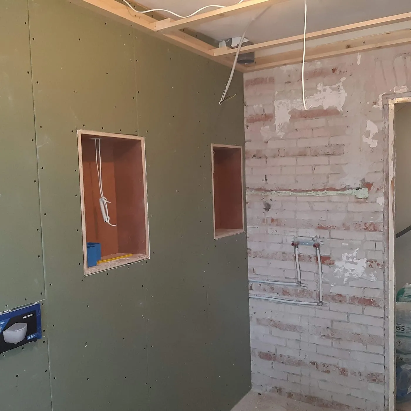 Voorzetwand met nissen in aanbouw vóór de renovatie — badkamerrenovatie in Coendersborg door BontBouw
