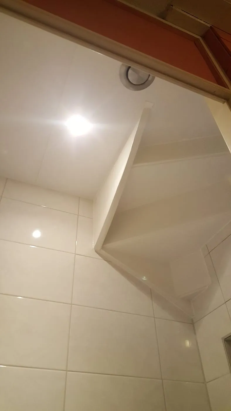 Afgewerkte schuine wand onder de trap na de renovatie — toiletrenovatie in Groningen door BontBouw