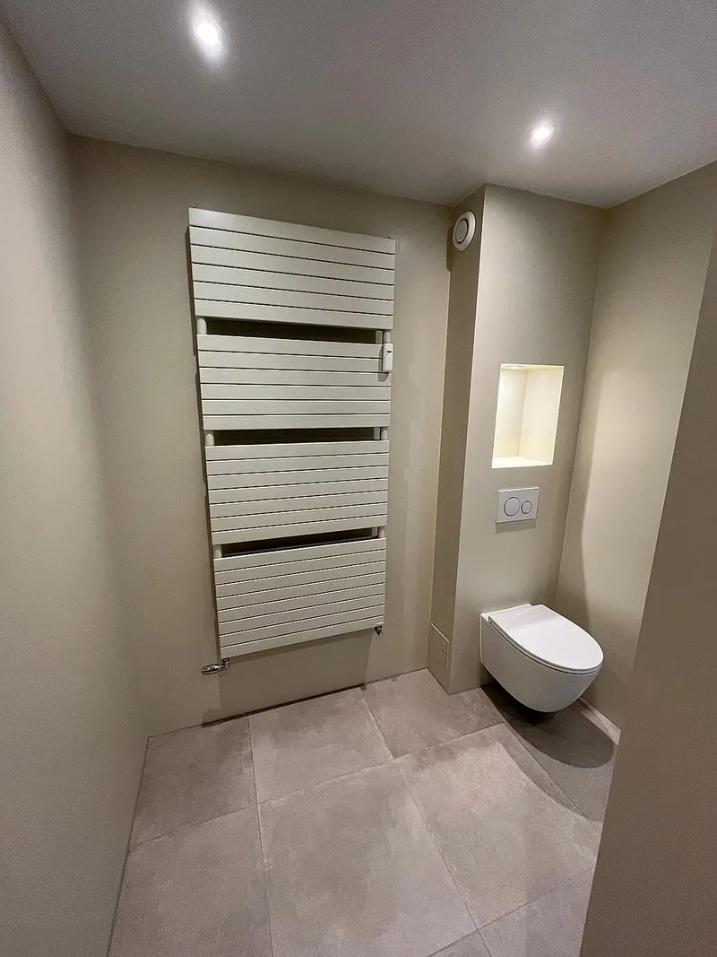 Handdoekradiator in de kleur van de wand — badkamerrenovatie in Apeldoorn door BontBouw