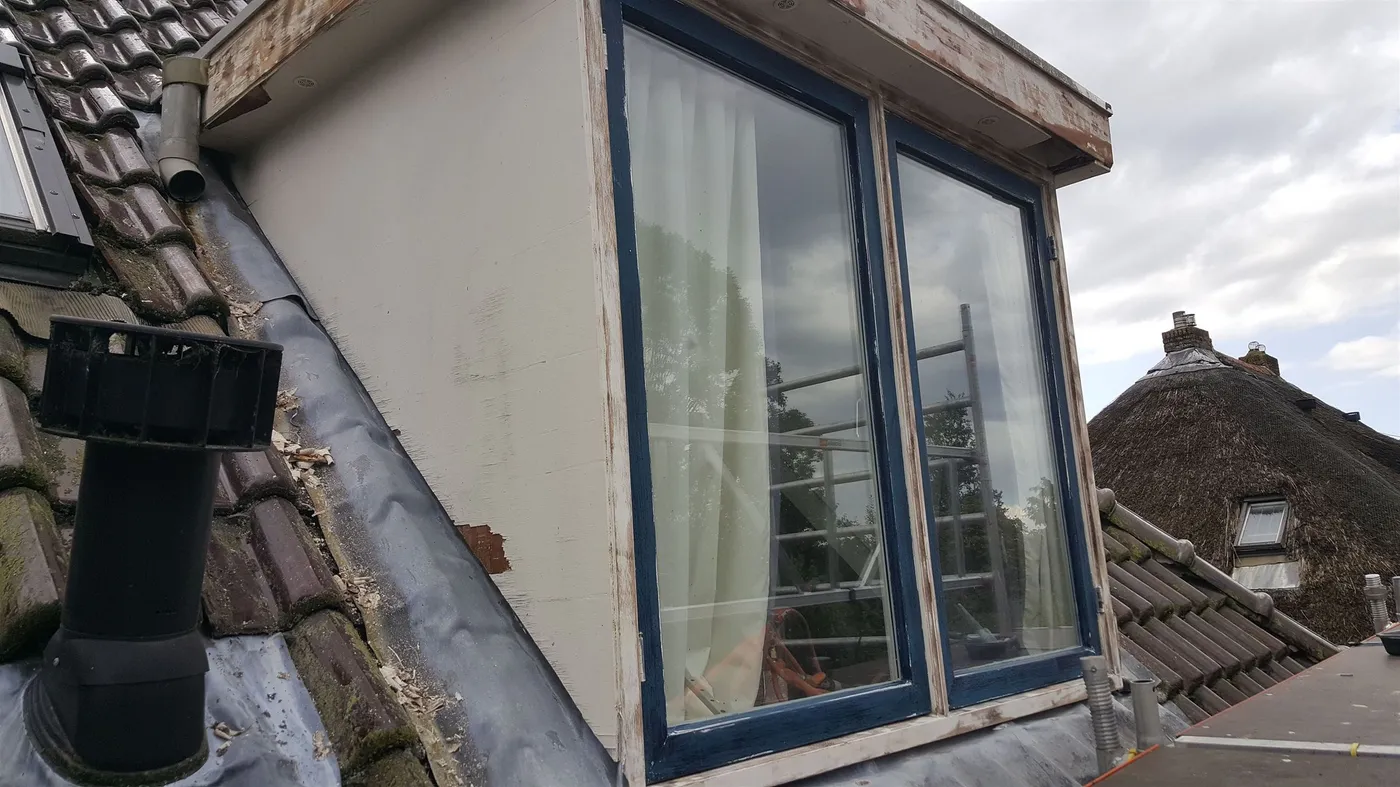Dakkapel met geschuurde kozijnen en kale zijwang vóór het werk — schilderwerk in Assen door BontBouw