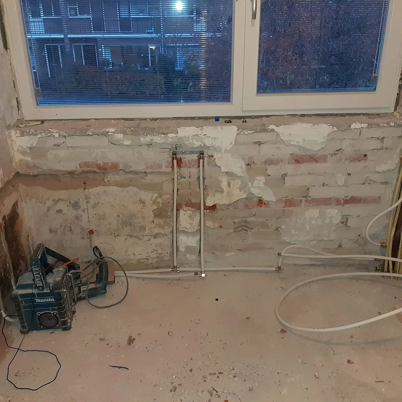 Gestripte muur met nieuwe leidingen vóór de renovatie — badkamerrenovatie in Coendersborg door BontBouw