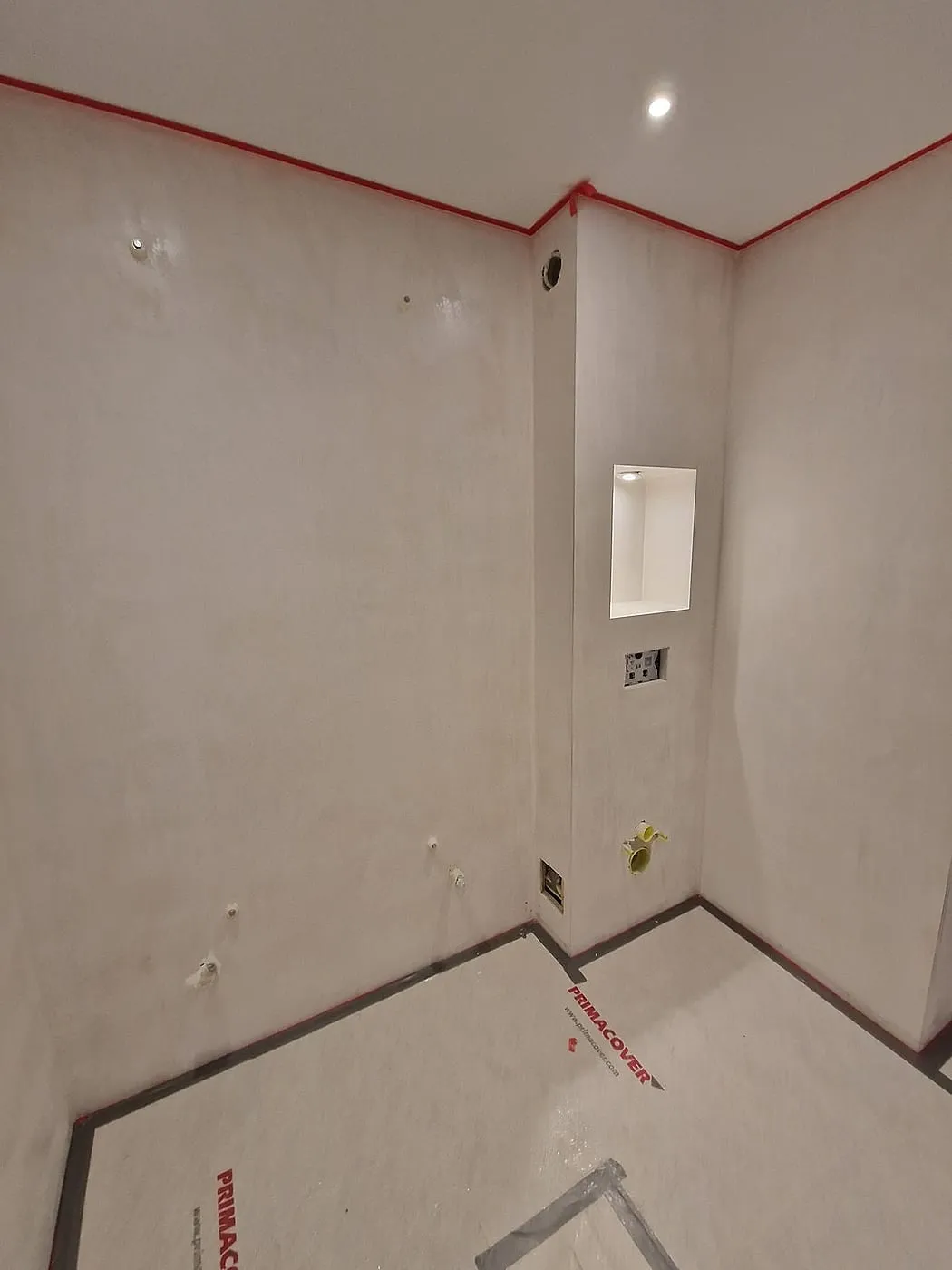 Gestukadoorde wanden het tegelwerk vóór de renovatie — badkamerrenovatie in Apeldoorn door BontBouw