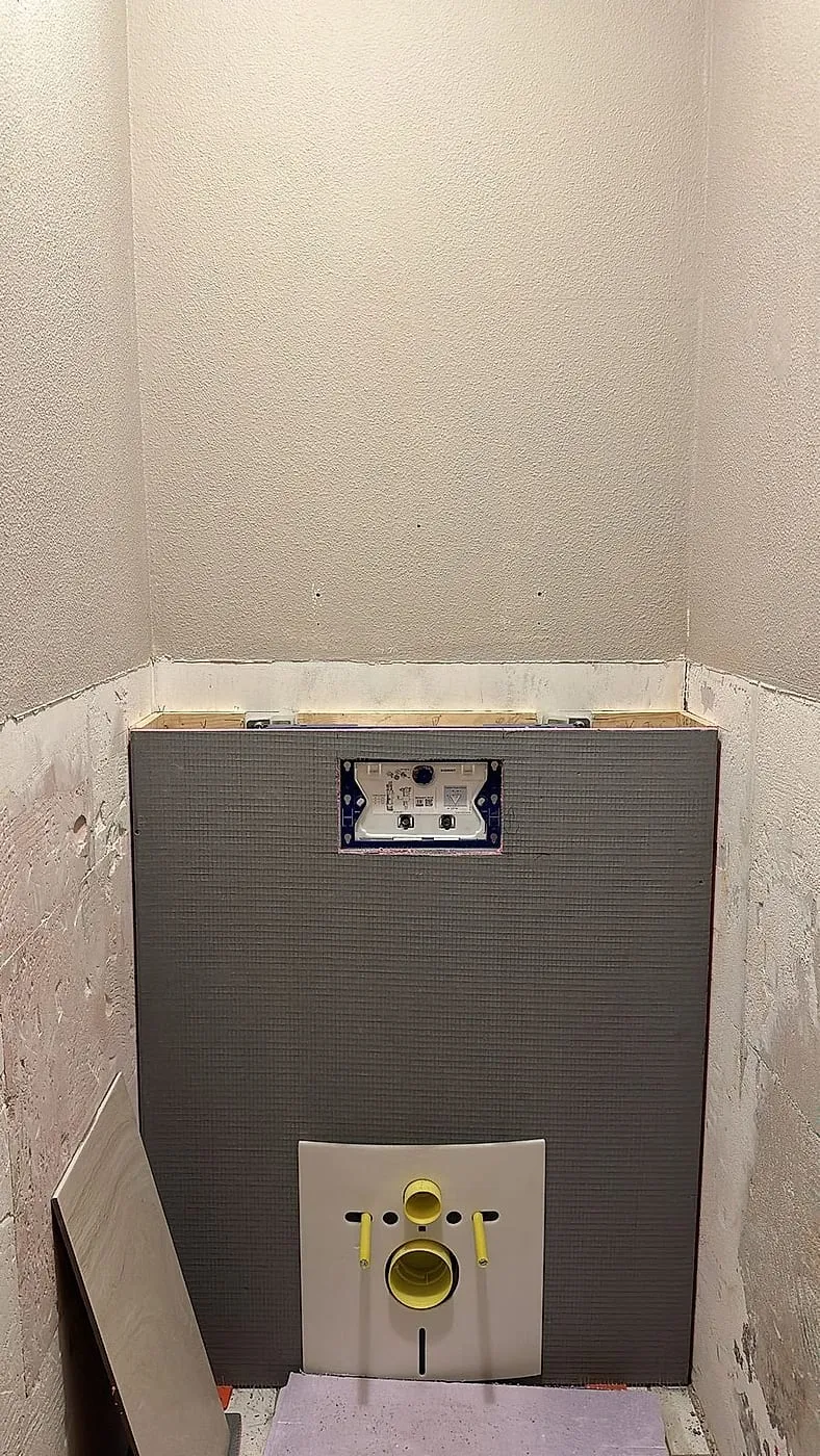 Inbouwreservoir in de voorzetwand vóór de renovatie — toiletrenovatie in Korrewegwijk door BontBouw