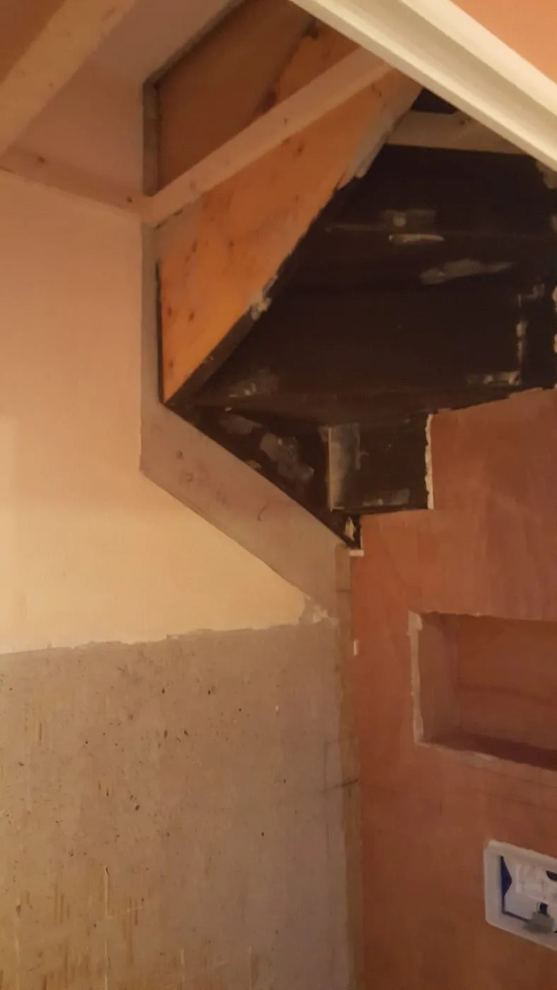Opengelegd plafond onder de trap vóór de renovatie — toiletrenovatie in Groningen door BontBouw