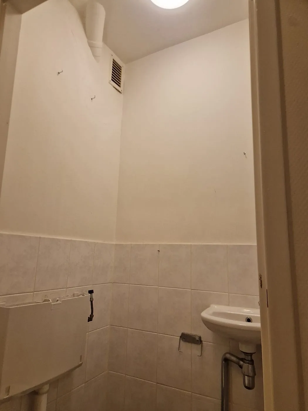 Toiletruimte met oude lambrisering vóór de renovatie — toiletrenovatie in Coendersborg door BontBouw
