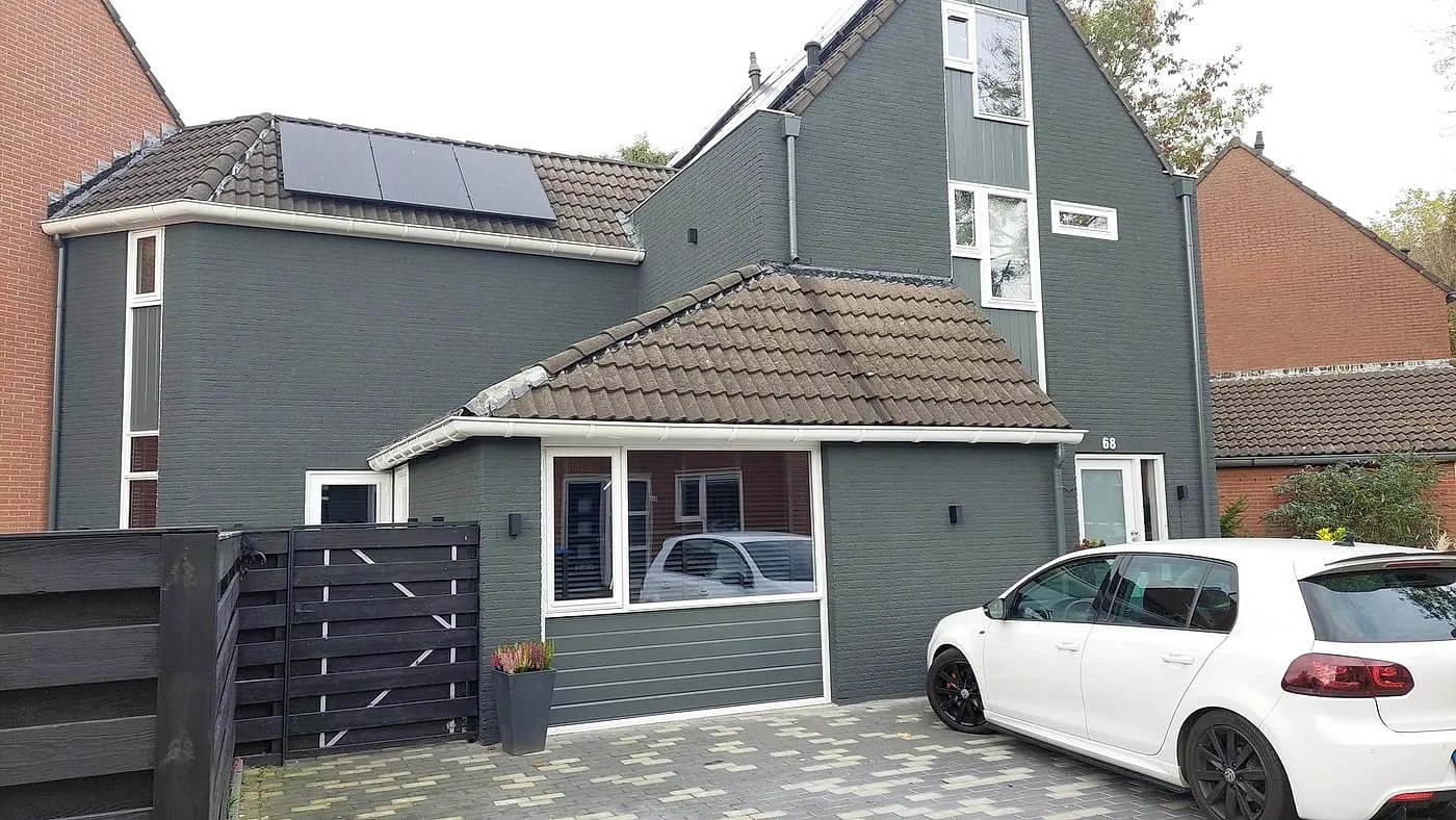 Antraciet geschilderde gevel na het werk — schilderwerk in Beijum door BontBouw