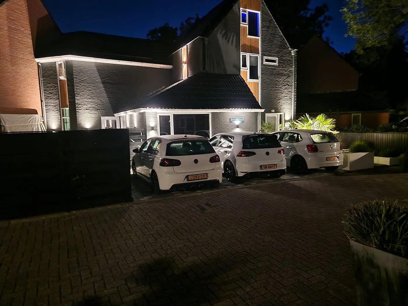 Verlichte donkere gevel met inbouwspots in de avond na de verbouwing — complete verbouwing in Beijum door BontBouw