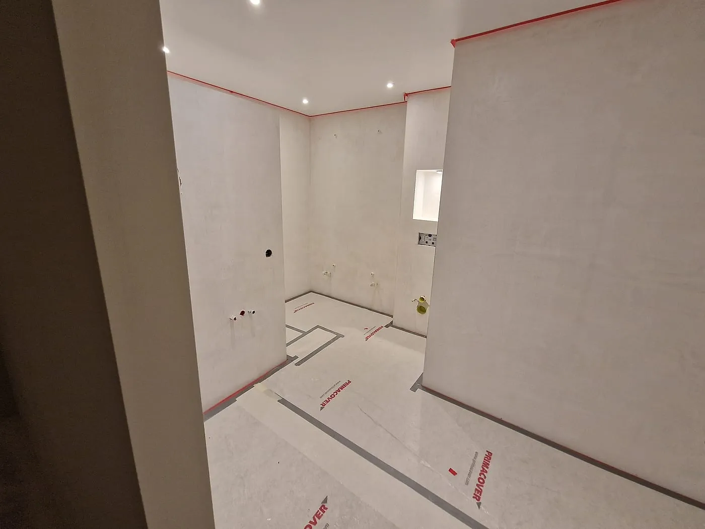 Badkamer in ruwbouw met leidingpunten en nis vóór de verbouwing — complete verbouwing in Apeldoorn door BontBouw