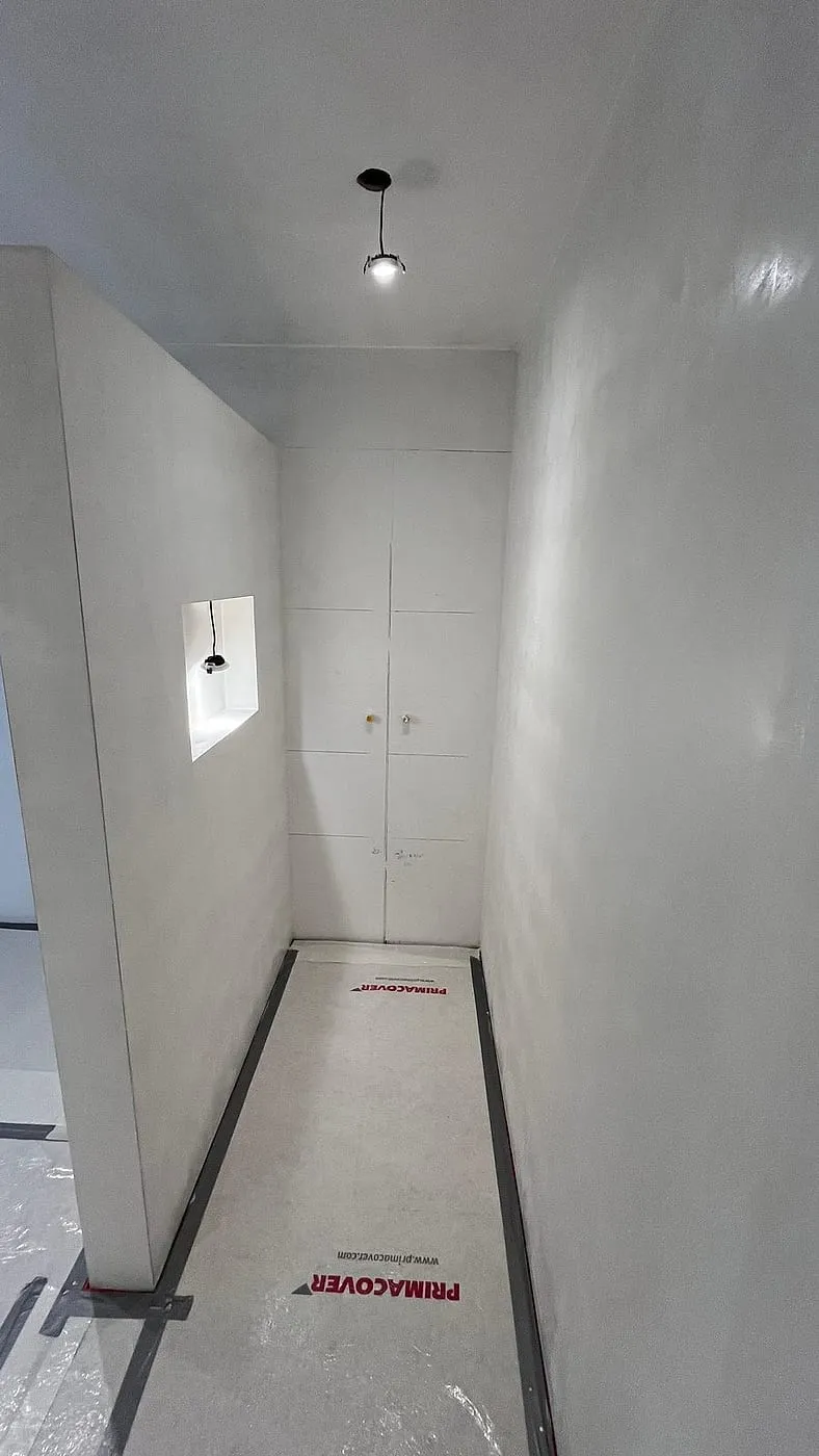 Doucheruimte in ruwbouw vóór de renovatie — badkamerrenovatie in Apeldoorn door BontBouw