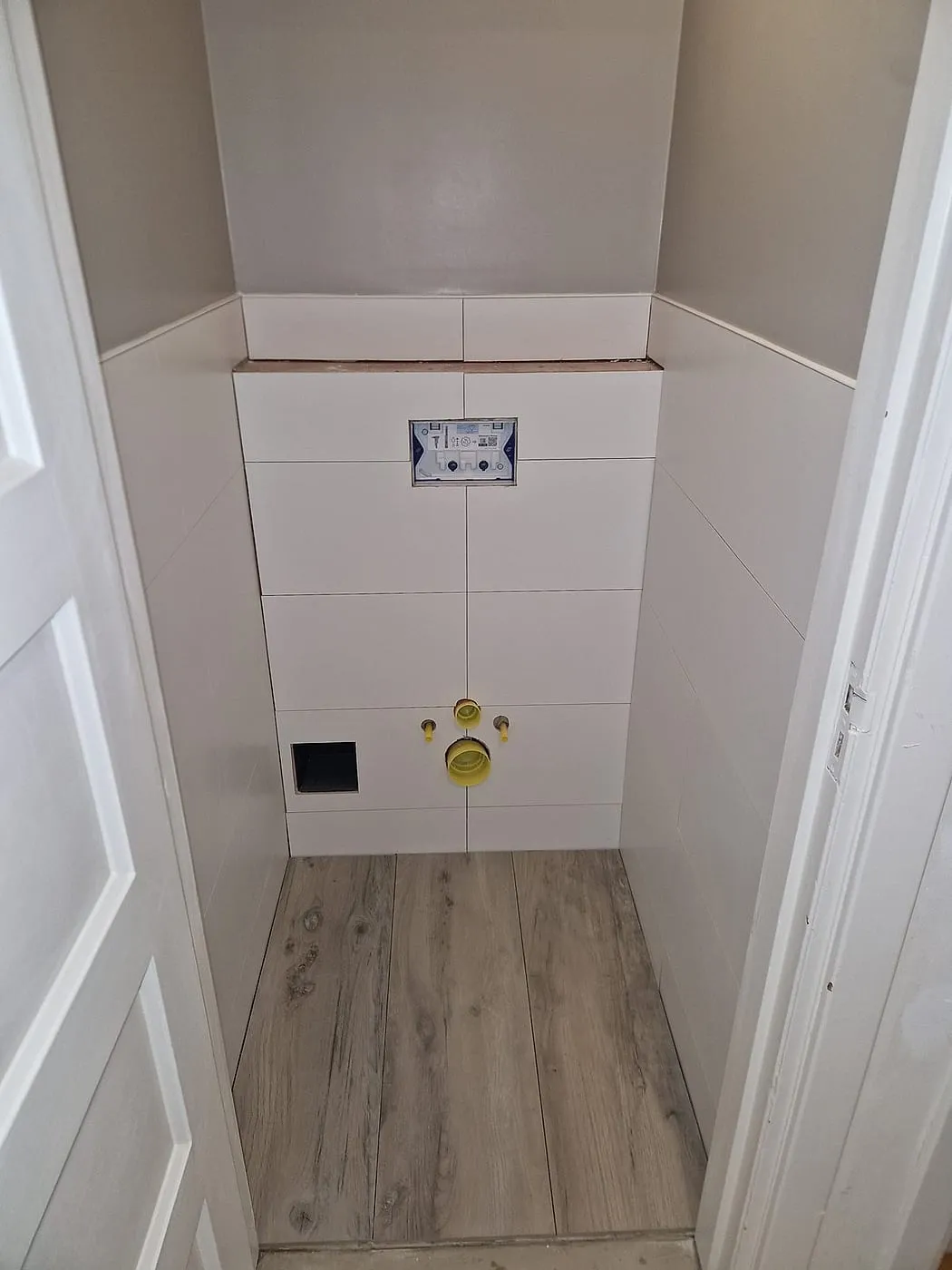 Tegelwerk klaar het sanitair vóór de renovatie — toiletrenovatie in Korrewegwijk door BontBouw