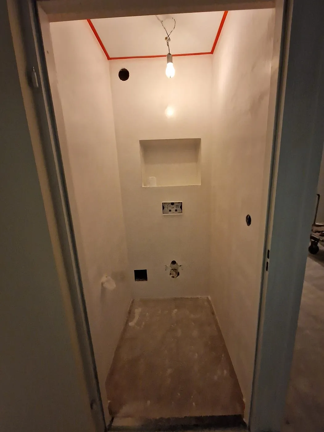 Toiletruimte in ruwbouw met nis en aansluitpunten vóór de verbouwing — complete verbouwing in Apeldoorn door BontBouw