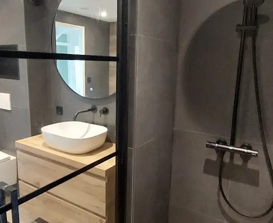 Gerenoveerde badkamer met inloopdouche in Groningen