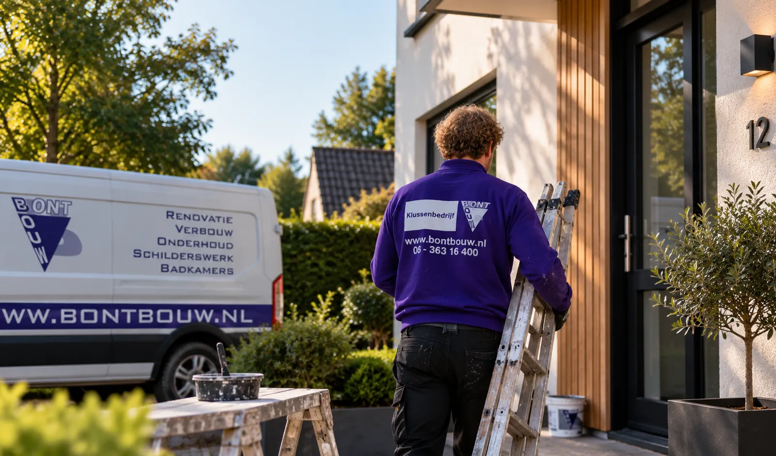Schilder van Bontbouw met ladder bij een woning in Groningen, met de bedrijfsbus ernaast