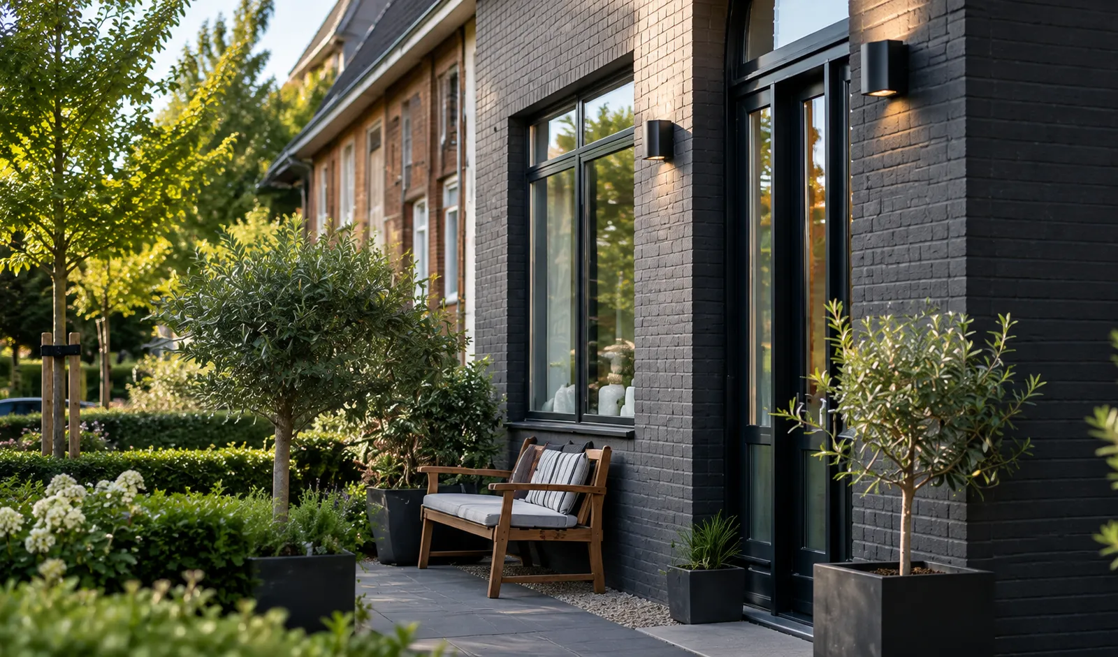 Voorgevel van een woning in Groningen met zwart geschilderd metselwerk en nieuwe kozijnen