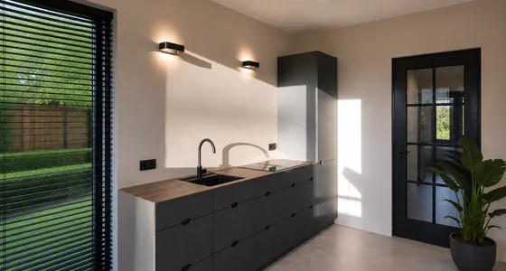 Keukenwand met antraciet kasten en een houten werkblad naast de tuindeur
