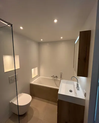 Badkamer met ligbad in Beijum