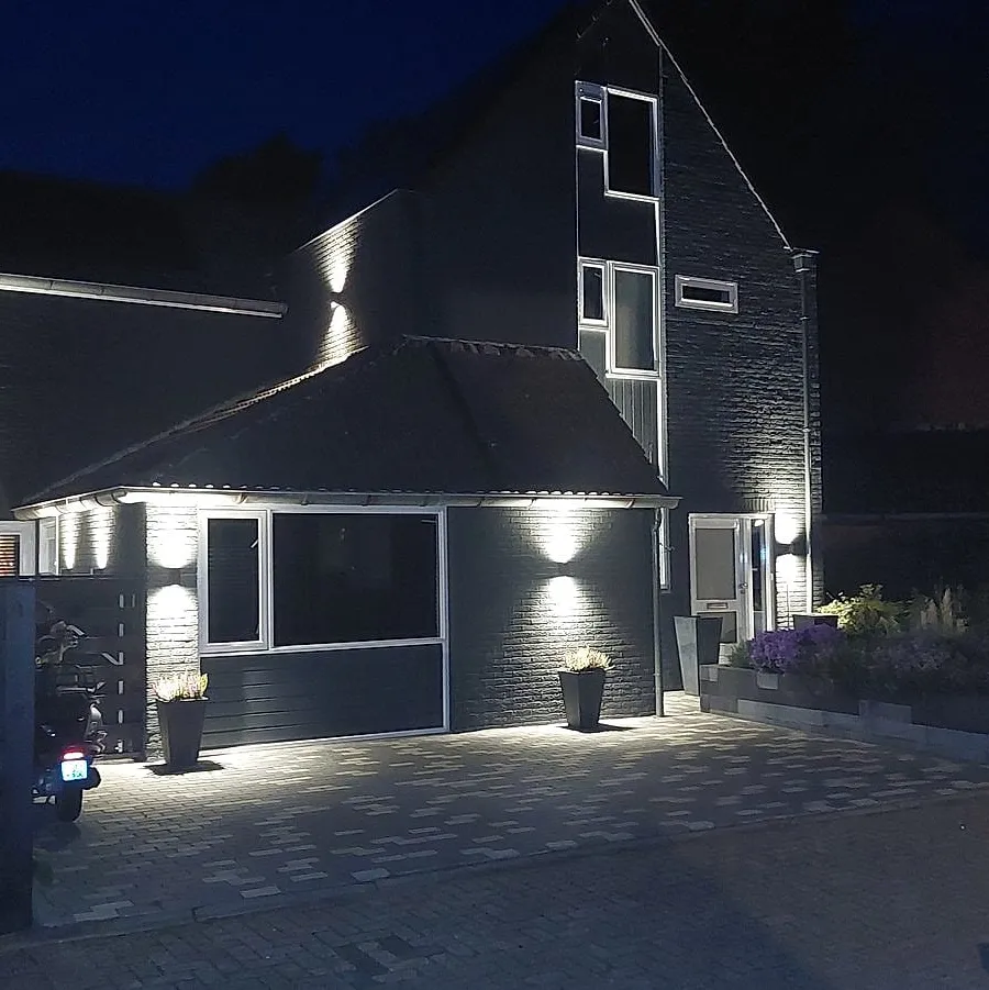 Gevel van rood naar antraciet in Beijum — schilderwerk door BontBouw