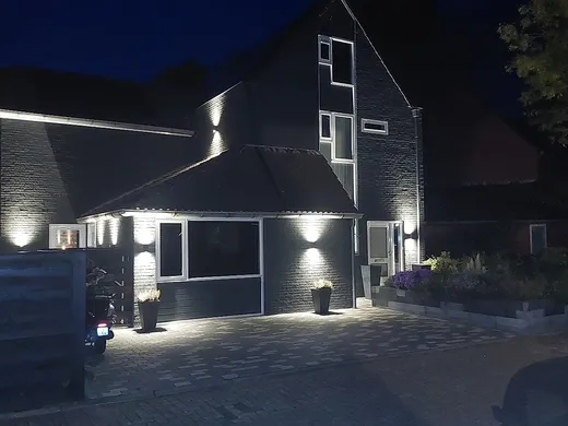 Gevel van rood naar antraciet in Beijum