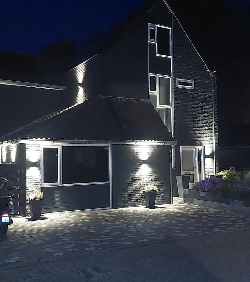 Gevel van rood naar antraciet in Beijum — schilderwerk door Bontbouw
