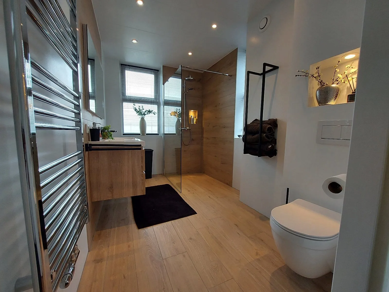 Badkamer met houtlook inloopdouche na de renovatie — badkamerrenovatie in Bedum door BontBouw