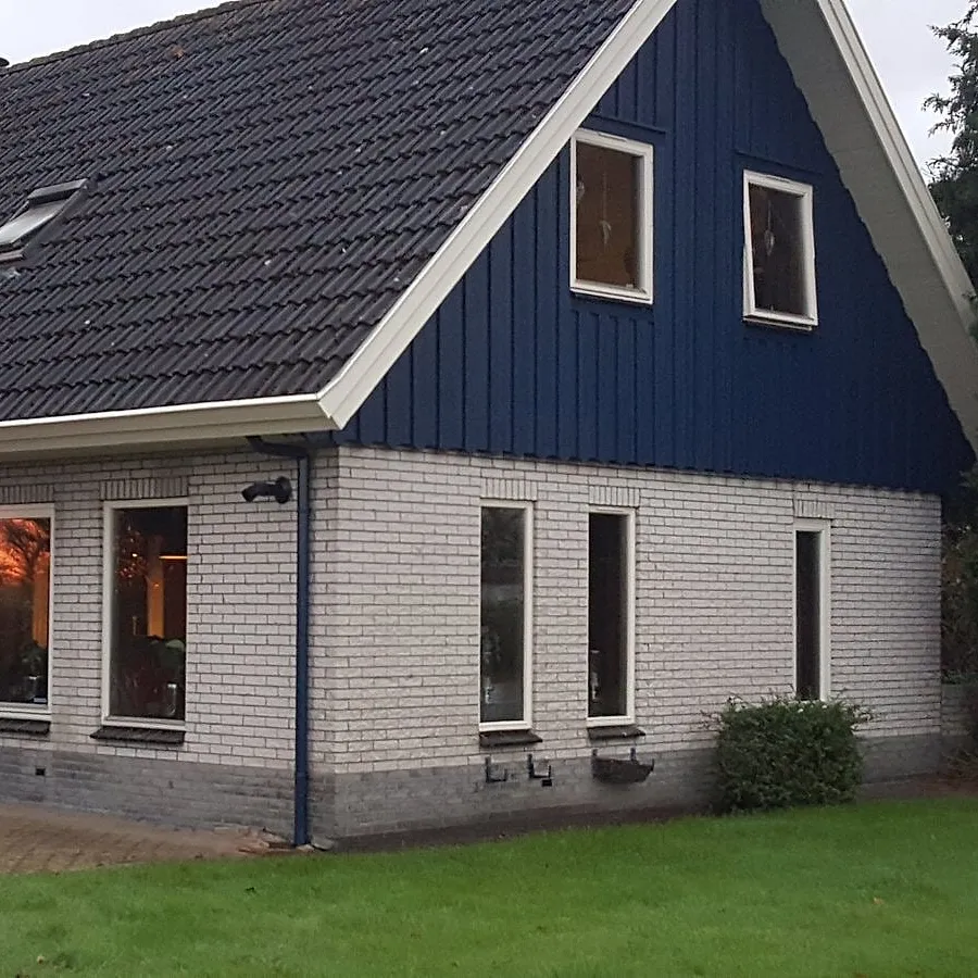 Blauwe topgevel en schuurwand in Euvelgunne — schilderwerk door Bontbouw