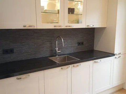 Keuken met natuurstenen achterwand in Helpman