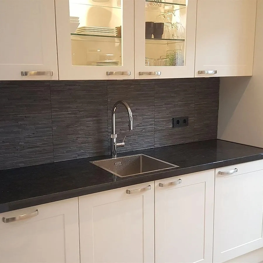 Keuken met natuurstenen achterwand in Helpman — keukenrenovatie door BontBouw