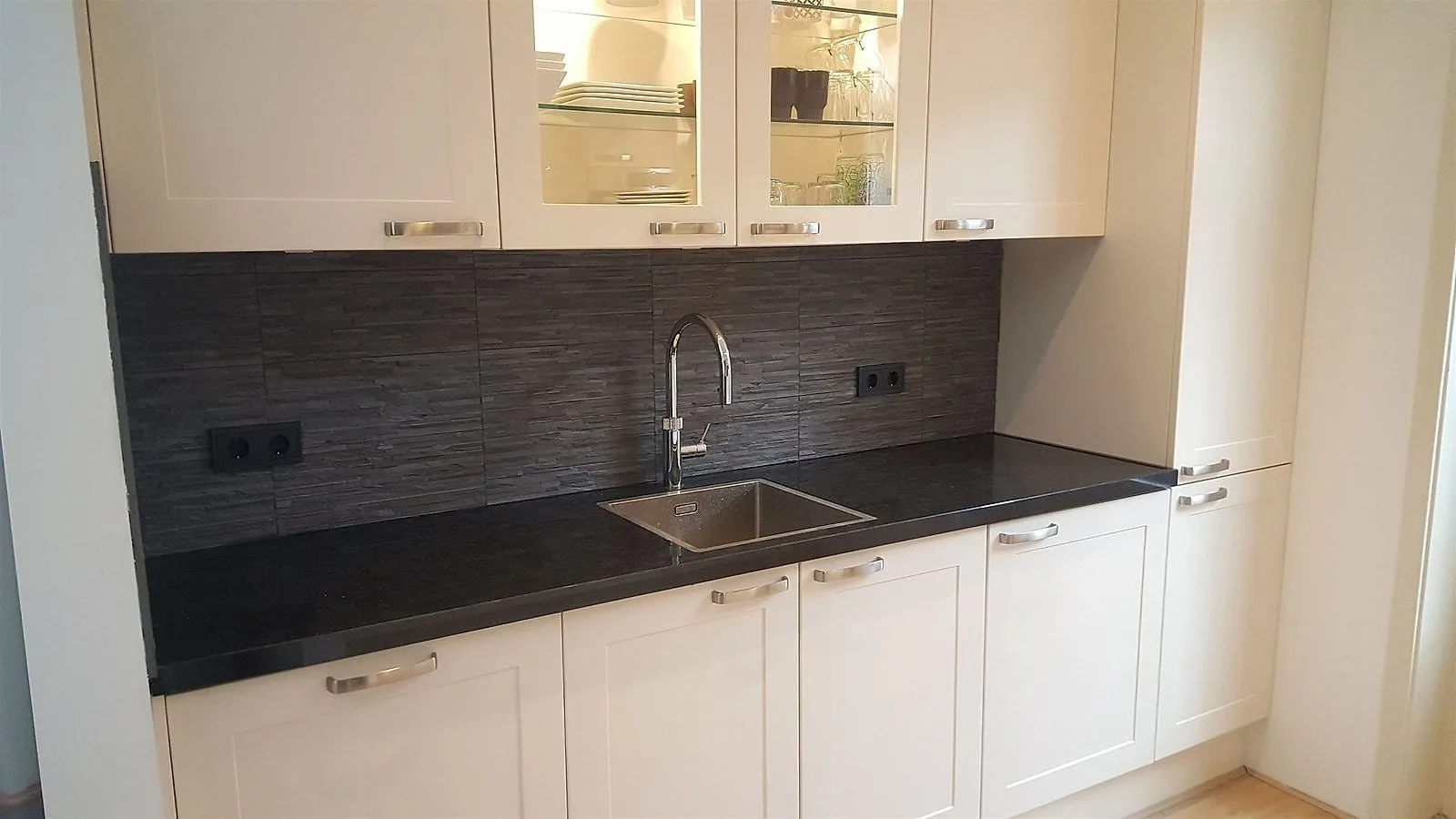 Creme keuken met granieten blad na de renovatie — keukenrenovatie in Helpman door Bontbouw