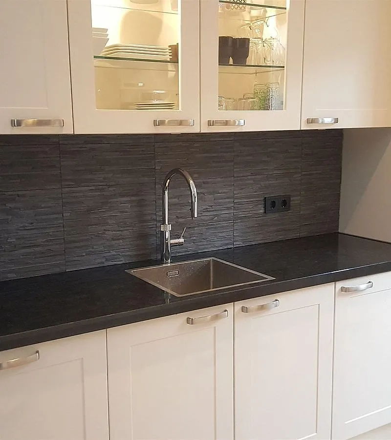Keuken met natuurstenen achterwand in Helpman — keukenrenovatie door Bontbouw