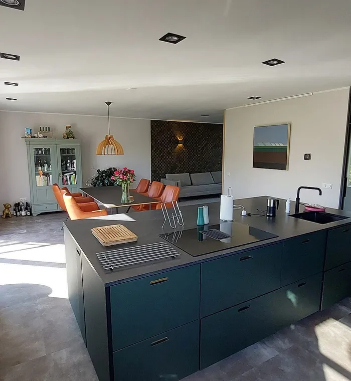 Complete verbouwing in Eelderwolde bij Groningen, met een open keuken en eethoek na het weghalen van de tussenwand