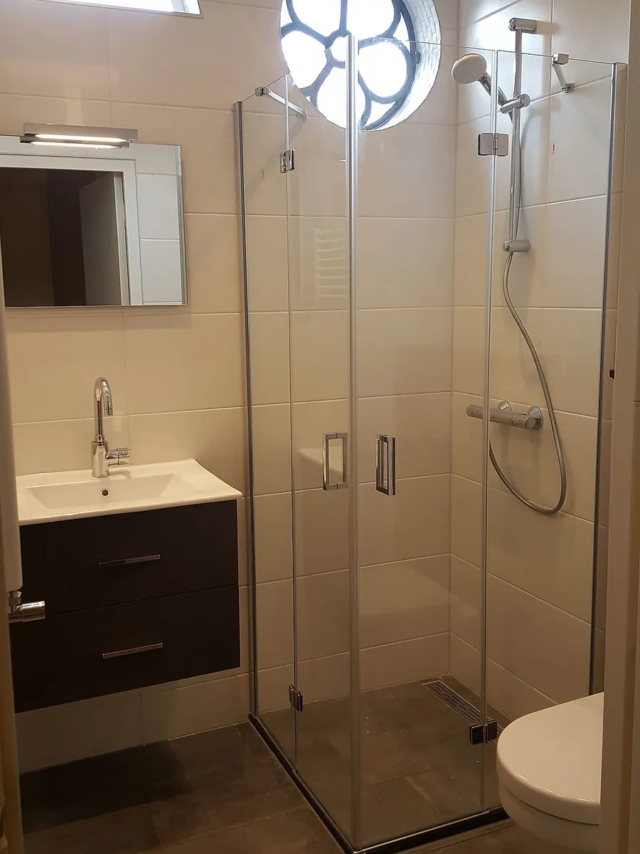 Badkamer met rond raam in Oosterpoort — badkamerrenovatie door BontBouw