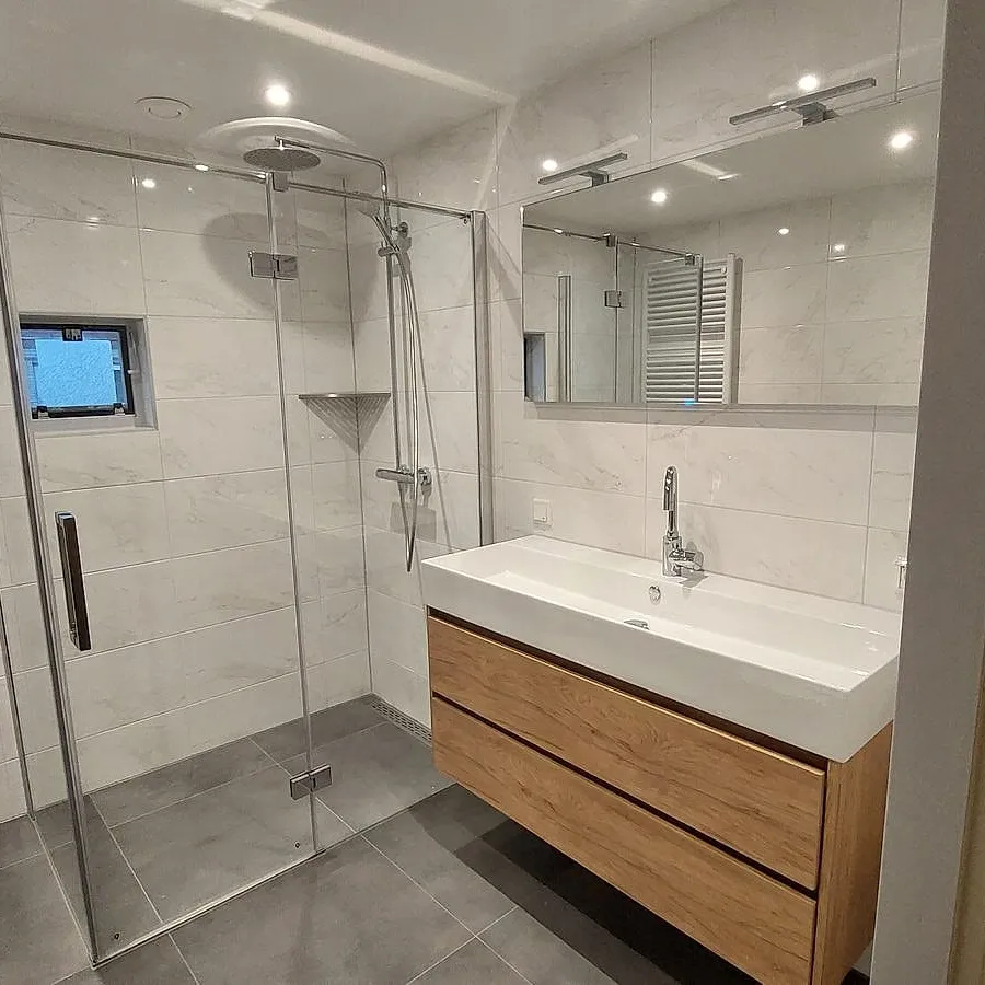 Badkamer met marmerlooktegels in De Hunze — badkamerrenovatie door Bontbouw
