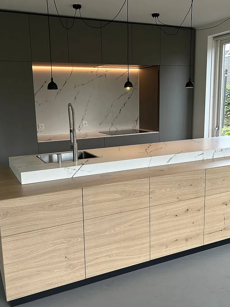 Kookeiland met marmerlook blad in Zuidlaren — keukenrenovatie door Bontbouw
