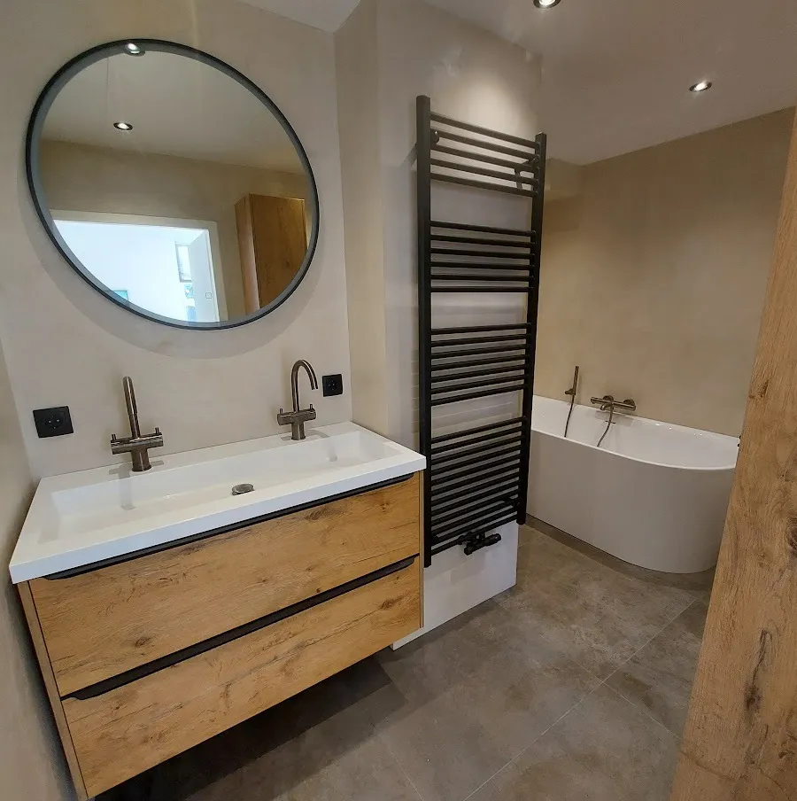 Badkamer met béton ciré in Groningen — badkamerrenovatie door BontBouw