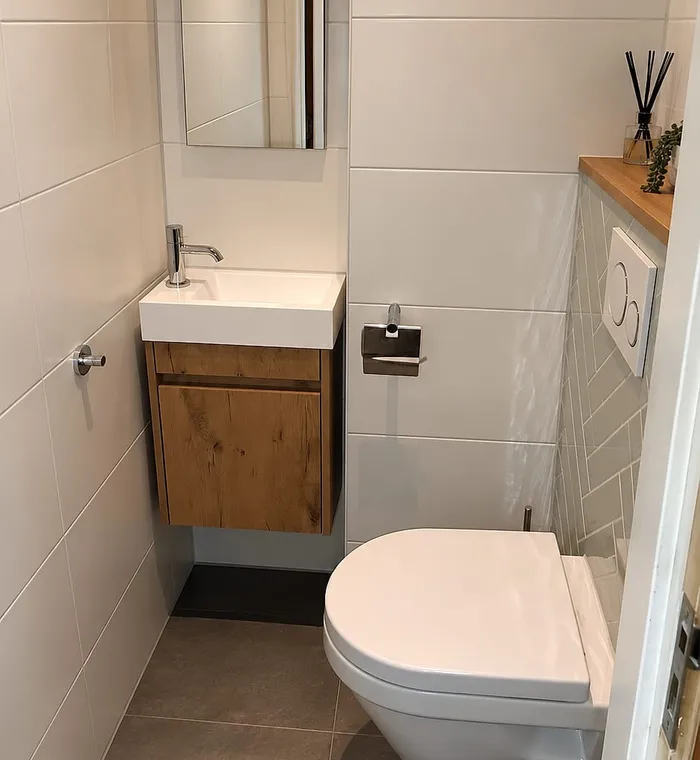 Gerenoveerd toilet in Groningen met een eiken fonteinmeubel, spiegel en hangtoilet